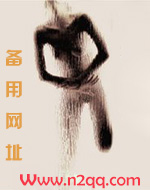 她离得很远